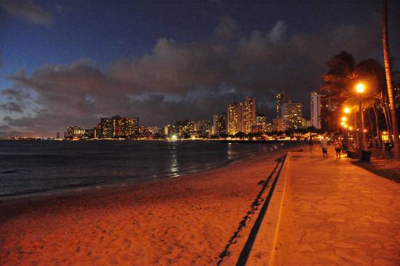 Fim de tarde, início de noite em Waikiki, a principal praia de Honolulu, a capital do Havaí, na ilha de Oahu